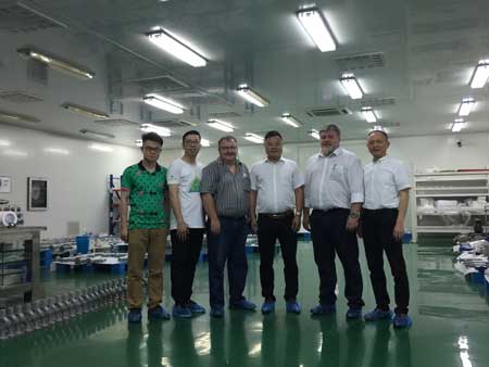 AVK y Premier vienen a visitar la fábrica de VerSpec